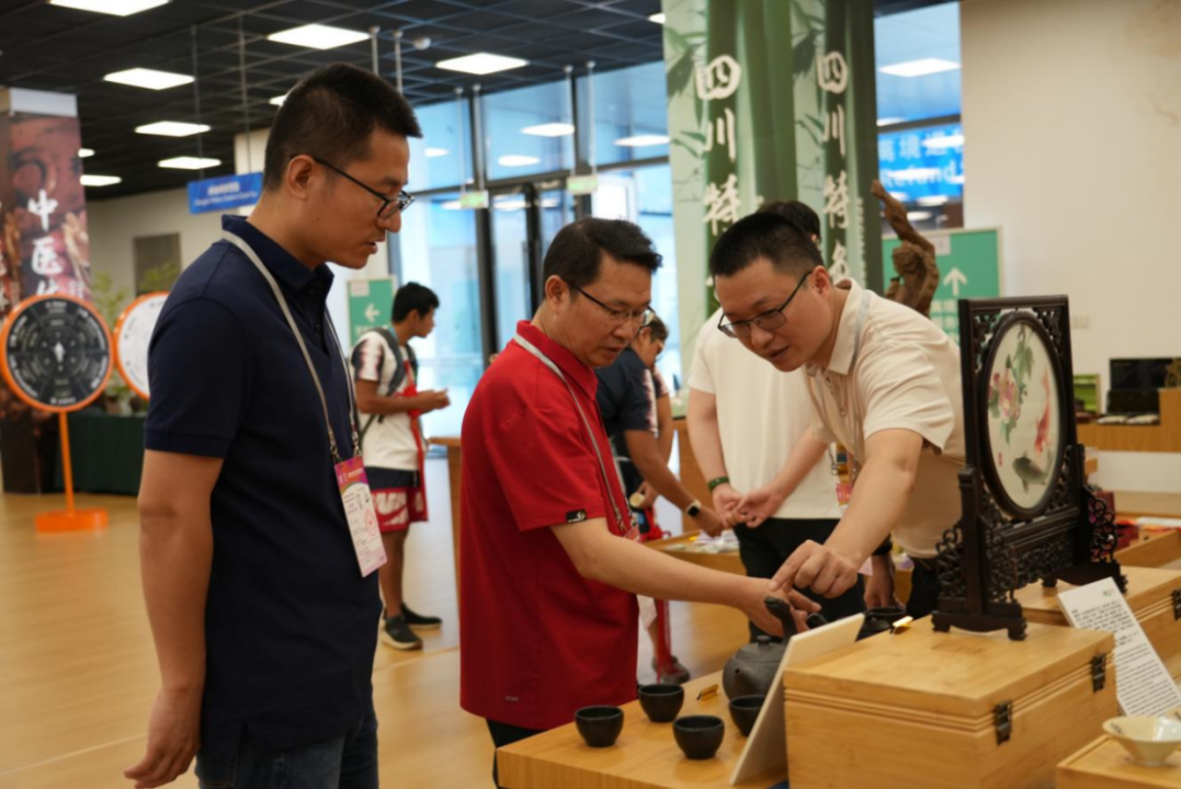 省金狮贵宾会集团领导到大运村“有礼在四川”四川特色商品馆调研指导工作